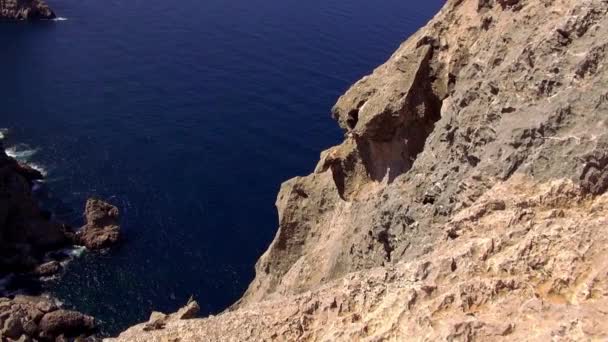 La línea del acantilado de Mallorca con aguas azules profundas del mar Mediterráneo — Vídeos de Stock