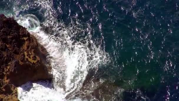 Vista aérea de la línea del acantilado de Mallorca con aguas azules profundas — Vídeos de Stock