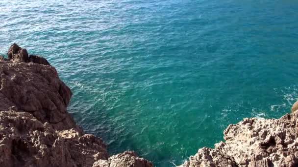 Turquois su kayalık sahil — Stok video