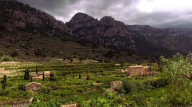 Mallorca Adası büyük doğa dağlarında küçük köy
