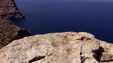 Mavi okyanus su ve bir uçurumun Mallorca