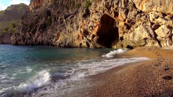 Bahía romántica con agua azul turquesa — Vídeos de Stock