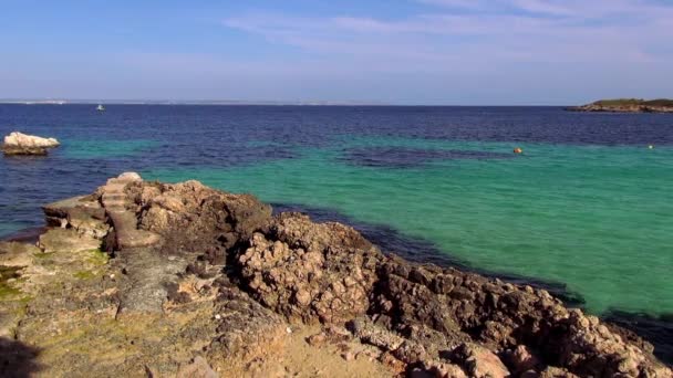 Plage rocheuse avec eau bleue turquoise de l'océan 