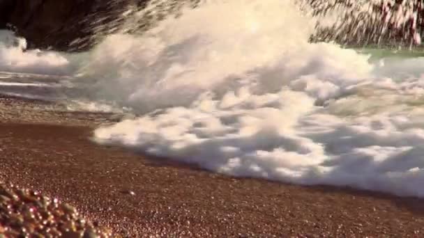 Fuertes olas oceánicas en una playa de guijarros — Vídeo de stock