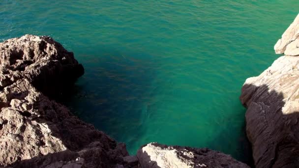 Água azul-turquesa profunda em uma baía — Vídeo de Stock