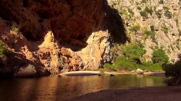 Pequeño lago de montaña hermosa gran naturaleza salvaje colores maravillosos — Vídeo de stock