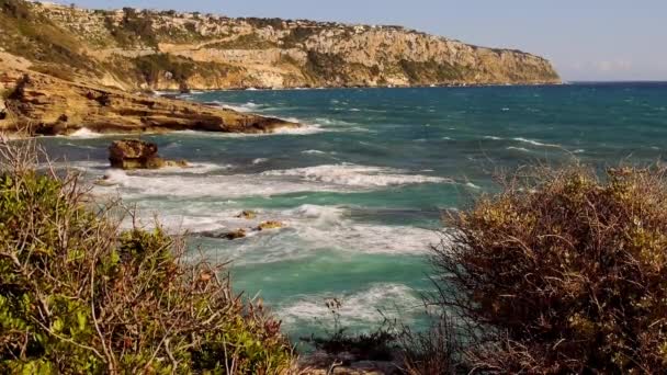 Hermosa cliffline de Mallorca en la tarde en un día soleado — Vídeo de stock