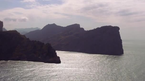De lijn van de klif van Mallorca op een stoffige middag — Stockvideo