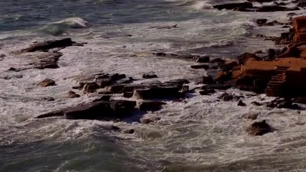 Breakings ocean waves hit againt a rocky coast — Stok Video