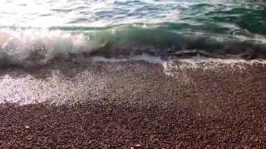 Büyük okyanus dalgaları çakıllı bir plajda