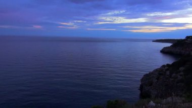 Güzel bir akşam atış Akdeniz'in mavi okyanus sakin