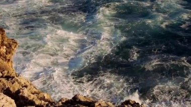 Çok güçlü dalgalar kayalar karşı vahşi su büyük atış isabet