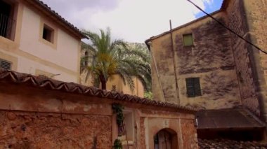 Mallorca Adası dağlarında küçük köy