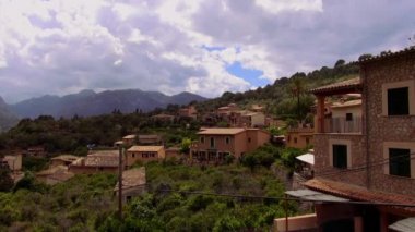 Mallorca dağlarında küçük köy