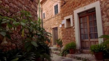 Romantik küçük İspanyol Köyü dar şeritte