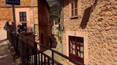 Romantik küçük İspanyol Köyü dar şeritte