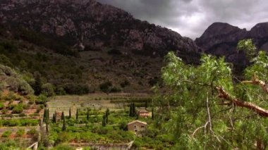 Mallorca Adası büyük doğa dağlarında küçük köy