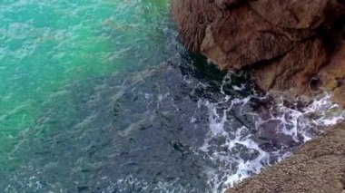 Turquois su kayalık sahil