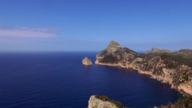 Mallorca cliff hat Akdeniz'in masmavi su ile