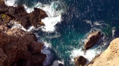 Cliff hat hava atış Akdeniz'in masmavi su ile