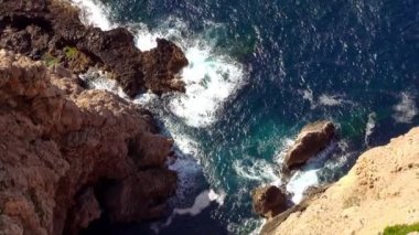 Kayalıklarla hava atış okyanus dalgaları breaking