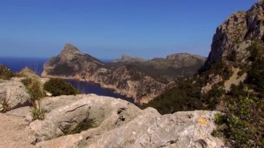 Dağlar ve Akdeniz'in güzel Mallorca Adası