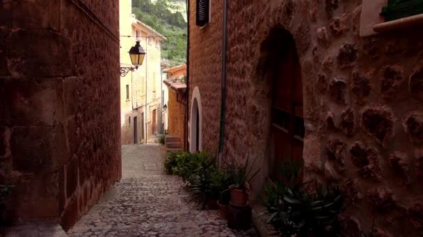 Stretta corsia vuota nel romantico piccolo villaggio spagnolo — Video Stock