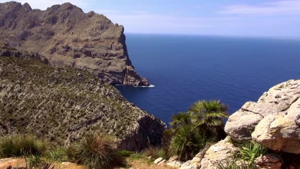 L'azzurro Mediterraneo mare blu oceano acqua e scogliere — Video Stock