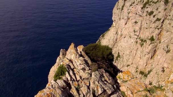 Cliff barevné linie Mallorca ve Středozemním moři — Stock video