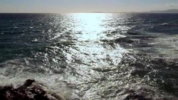 El mar Mediterráneo al atardecer sobre el océano — Vídeos de Stock