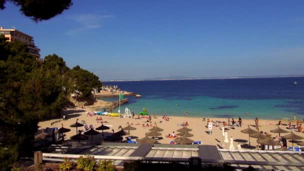 Bonita playa de arena en las Islas Baleares — Vídeos de Stock