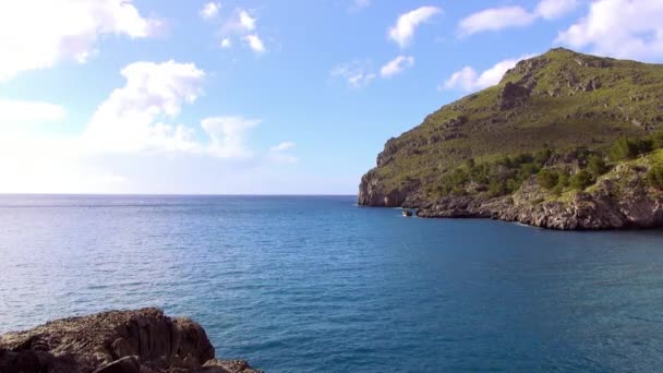 Mar Mediterrâneo azul e grande natureza da linha costeira de Maiorca — Vídeo de Stock