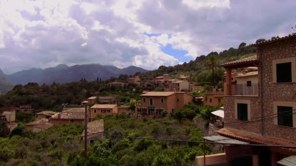 Piccolo villaggio sulle montagne di Maiorca — Video Stock