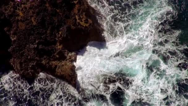 Des eaux sauvages de fortes vagues sur les falaises 