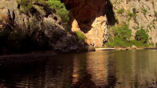 Kleiner schöner Bergsee große wilde Natur — Stockvideo