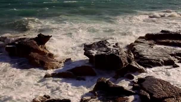 Breakings ondas do oceano batendo contra uma costa rochosa — Vídeo de Stock