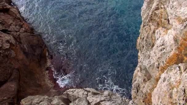 Mar azul profundo en una bahía de Mallorca Island — Vídeos de Stock