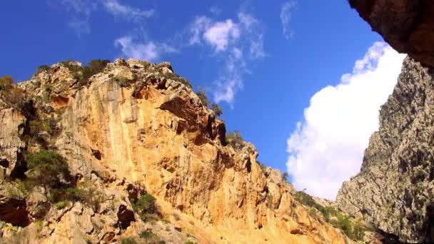 Színes kanyon, a hegyekben, a vad természet Mallorca — Stock videók