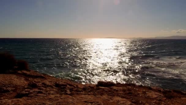 Maravilhoso pôr do sol quente sobre o oceano — Vídeo de Stock