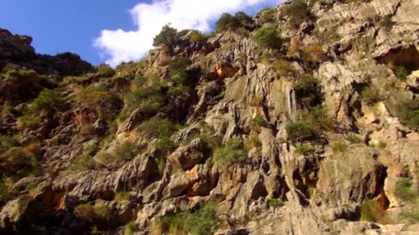 Schlucht in den Bergen von Mallorca — Stockvideo