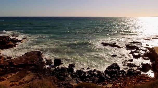Чудовий теплий захід сонця над океаном — стокове відео