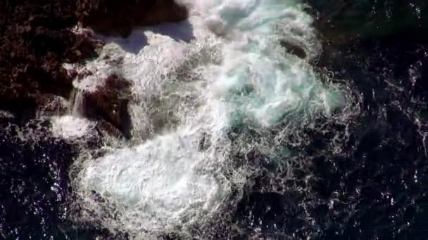 Vilda vatten starka vågor vid klipporna — Stockvideo