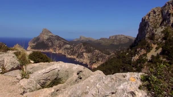 Le montagne e il Mar Mediterraneo bellissima isola di Maiorca — Video Stock