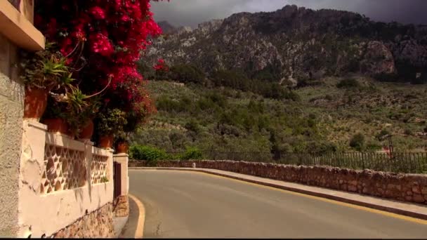 マヨルカ島の素晴らしい自然の山の中の小さな村 — ストック動画