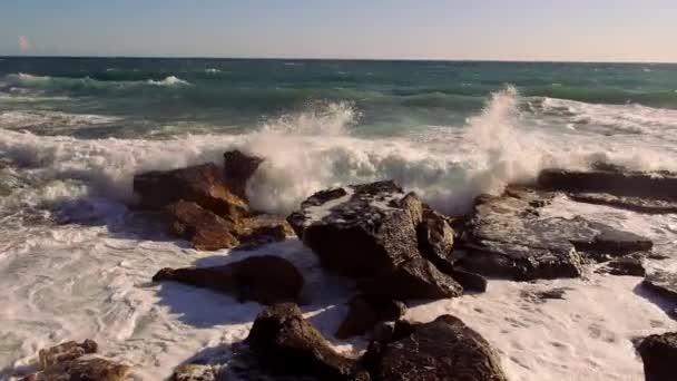 Linha de penhasco colorido com oceano azul profundo — Vídeo de Stock