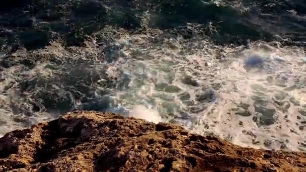 Grandes olas fuertes rompiendo agua del océano salvaje — Vídeo de stock