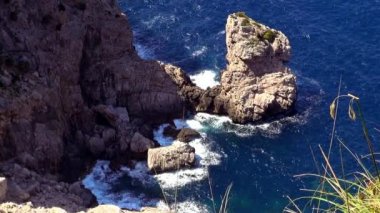 Harika atış uçuruma Mallorca, derin mavi okyanus su