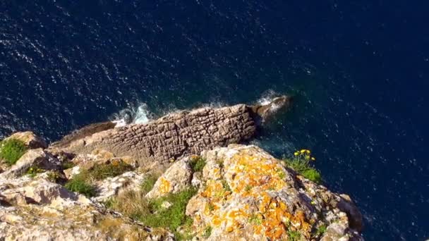 Klif kolorowy linia Mallorca w Morzu Śródziemnym aerial strzał — Wideo stockowe