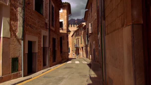 Narrow lane in romantic small spanish village — Stock Video