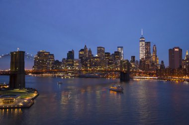 Brooklyn Köprüsü'nün New York'ta Manhattan siluetinin ve akşam